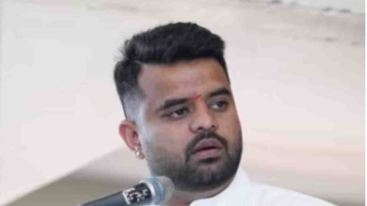 ಒಂದಕ್ಕಿಂತ ಒಂದು ಕಠಿಣ ಕೇಸ್ಗಳನ್ನ ದಾಖಲಿಸಿದ ಎಸ್ಐಟಿ, ಪ್ರಜ್ವಲ್ಗೆ ಬಿಗಿಯಾದ ಉರುಳು, ಏನೇನು ಶಿಕ್ಷೆ?! ಒಂದಕ್ಕಿಂತ ಒಂದು ಕಠಿಣ ಕೇಸ್ಗಳನ್ನ ದಾಖಲಿಸಿದ ಎಸ್ಐಟಿ, ಪ್ರಜ್ವಲ್ಗೆ ಬಿಗಿಯಾದ ಉರುಳು, ಏನೇನು ಶಿಕ್ಷೆ?!