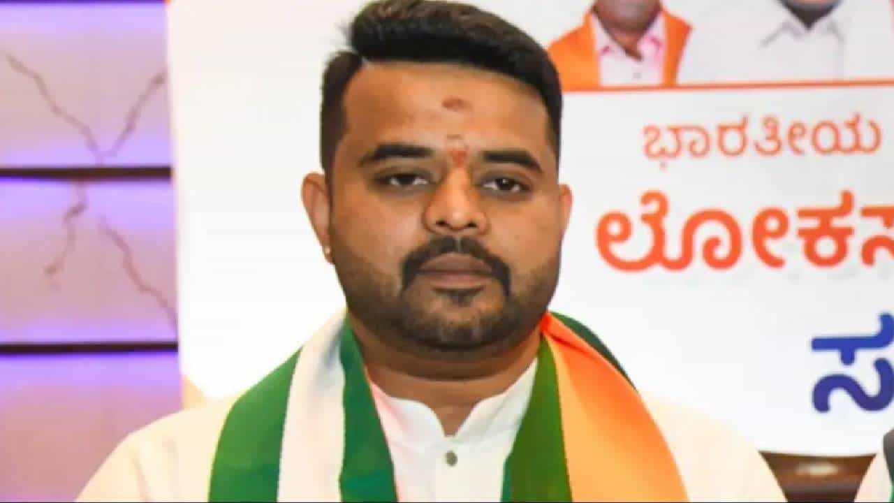 Prajwal Revanna: ಅತ್ಯಾಚಾರದ ಬಗ್ಗೆ ಎಳೆ-ಎಳೆಯಾಗಿ ಬಿಚ್ಚಿಟ್ಟ ಸಂತ್ರಸ್ತೆ, ಪ್ರಜ್ವಲ್ ವಿರುದ್ಧ ಸಿಐಡಿ ಠಾಣೆಯಲ್ಲಿ ಎಫ್ಐಆರ್ Prajwal Revanna: ಅತ್ಯಾಚಾರದ ಬಗ್ಗೆ ಎಳೆ-ಎಳೆಯಾಗಿ ಬಿಚ್ಚಿಟ್ಟ ಸಂತ್ರಸ್ತೆ, ಪ್ರಜ್ವಲ್ ವಿರುದ್ಧ ಸಿಐಡಿ ಠಾಣೆಯಲ್ಲಿ ಎಫ್ಐಆರ್