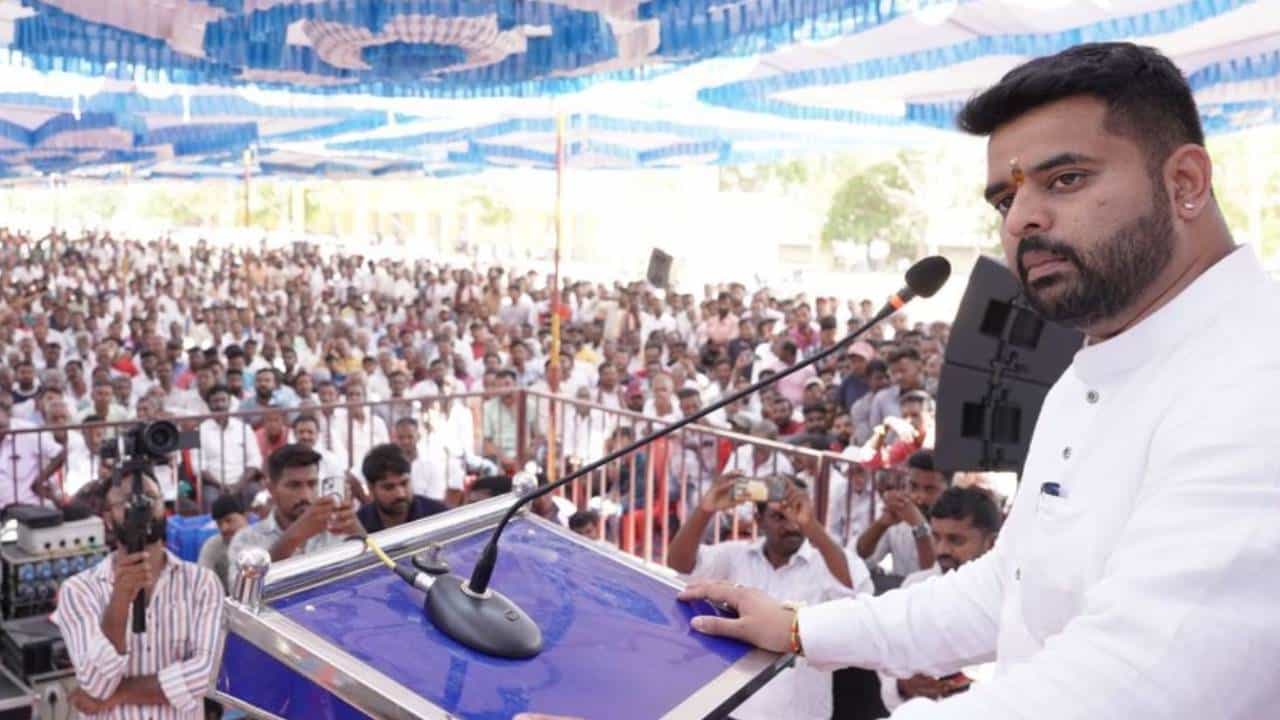 ಲೈಂಗಿಕ ದೌರ್ಜನ್ಯ ಆರೋಪ: ವಿದೇಶದಲ್ಲಿರುವ ಪ್ರಜ್ವಲ್ನನ್ನು ಆರ್ಥಿಕವಾಗಿ ಕಟ್ಟಿಹಾಕಲು SIT ಮಾಸ್ಟರ್ ಪ್ಲ್ಯಾನ್ ಲೈಂಗಿಕ ದೌರ್ಜನ್ಯ ಆರೋಪ: ವಿದೇಶದಲ್ಲಿರುವ ಪ್ರಜ್ವಲ್ನನ್ನು ಆರ್ಥಿಕವಾಗಿ ಕಟ್ಟಿಹಾಕಲು SIT ಮಾಸ್ಟರ್ ಪ್ಲ್ಯಾನ್