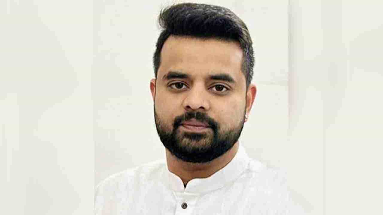 Prajwal Revanna: ಅಶ್ಲೀಲ ವಿಡಿಯೋ ಕೇಸ್: ಪ್ರಜ್ವಲ್ ರೇವಣ್ಣ ಎಸ್ಐಟಿ ವಶಕ್ಕೆ Prajwal Revanna: ಅಶ್ಲೀಲ ವಿಡಿಯೋ ಕೇಸ್: ಪ್ರಜ್ವಲ್ ರೇವಣ್ಣ ಎಸ್ಐಟಿ ವಶಕ್ಕೆ