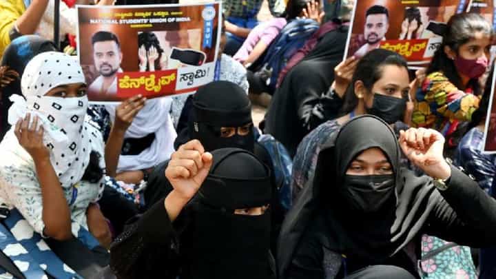 ಎಂಪಿ ಕ್ವಾರ್ಟರ್ಸ್ನ ಮೇಲ್ಗಡೆ ರೂಮಿನಲ್ಲಿ ಬಲಾತ್ಕರಿಸಿದ್ರು... ಪ್ರಜ್ವಲ್ ವಿರುದ್ಧ ಸಂತ್ರಸ್ತೆ ದೂರು ಎಂಪಿ ಕ್ವಾರ್ಟರ್ಸ್ನ ಮೇಲ್ಗಡೆ ರೂಮಿನಲ್ಲಿ ಬಲಾತ್ಕರಿಸಿದ್ರು... ಪ್ರಜ್ವಲ್ ವಿರುದ್ಧ ಸಂತ್ರಸ್ತೆ ದೂರು