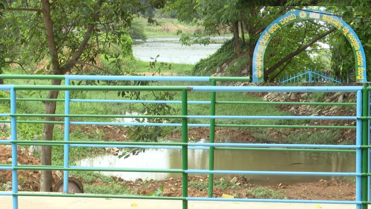 ಬೆಂಗಳೂರು: ಪುಟ್ಟೇನಹಳ್ಳಿ ಕೆರೆಗೆ ಸೇರುತ್ತಿದೆ ರಾಜಕಾಲುವೆ ನೀರು, ಸೇವ್ ಪುಟ್ಟೇನಹಳ್ಳಿ ಲೇಕ್ ಅಭಿಯಾನ ಬೆಂಗಳೂರು: ಪುಟ್ಟೇನಹಳ್ಳಿ ಕೆರೆಗೆ ಸೇರುತ್ತಿದೆ ರಾಜಕಾಲುವೆ ನೀರು, ಸೇವ್ ಪುಟ್ಟೇನಹಳ್ಳಿ ಲೇಕ್ ಅಭಿಯಾನ
