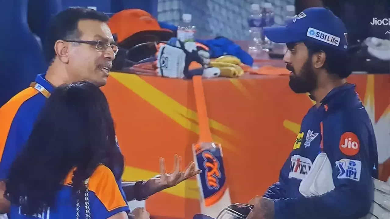 ಕಳೆದ ವಾರ ನಡೆದ ಸನ್ರೈಸರ್ಸ್ ಹೈದರಾಬಾದ್ ವಿರುದ್ಧದ ಪಂದ್ಯದಲ್ಲಿ ಲಕ್ನೋ ಸೂಪರ್ಜೈಂಟ್ಸ್ 10 ವಿಕೆಟ್ಗಳ ಹೀನಾಯ ಸೋಲು ಕಂಡಿತ್ತು. ಆ ಬಳಿಕ ಲಕ್ನೋ ಮಾಲೀಕ ಸಂಜೀವ್ ಗೋಯೆಂಕಾ, ತಂಡದ ನಾಯಕ ಕೆಎಲ್ ರಾಹುಲ್ ವಿರುದ್ಧ ಕೋಪಗೊಂಡು ಬಹಿರಂಗವಾಗೆ ಅಸಮಾಧಾನ ಹೊರಹಾಕಿದ್ದರು.