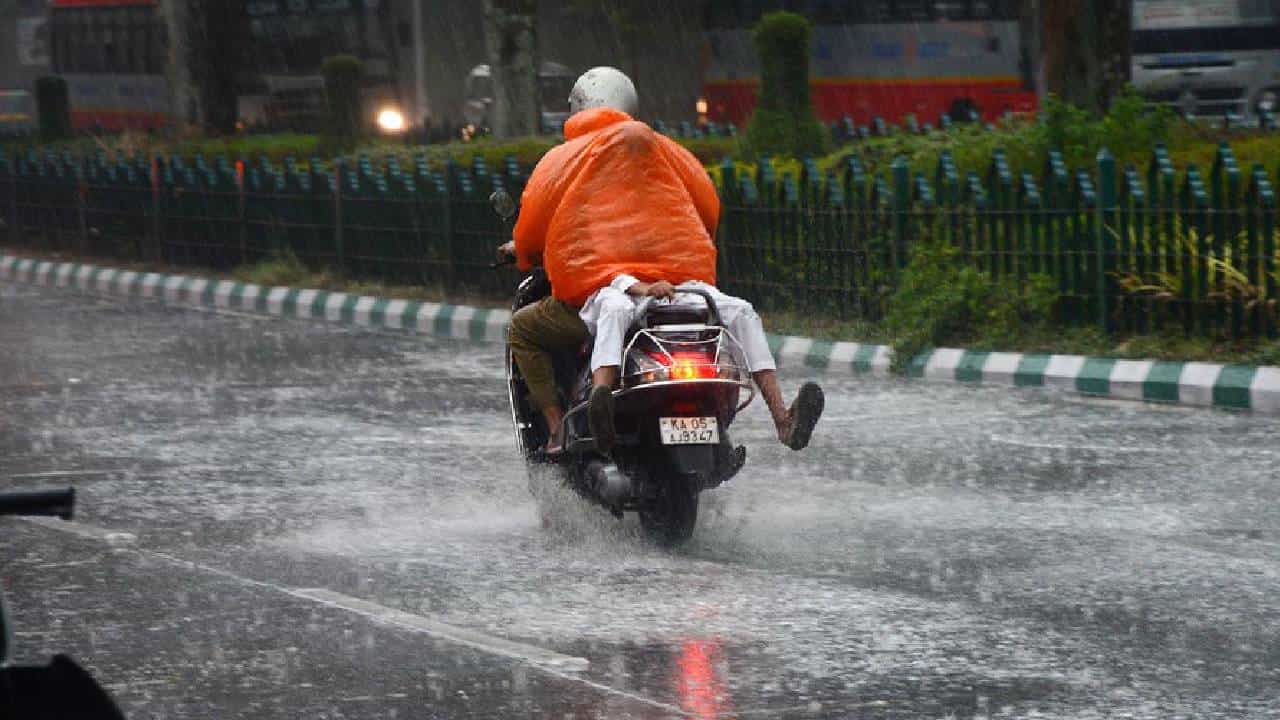 Karnataka Rains: ಬೆಂಗಳೂರು ಸೇರಿ ಕರ್ನಾಟಕದ 16ಕ್ಕೂ ಅಧಿಕ ಜಿಲ್ಲೆಗಳಲ್ಲಿ ಇಂದು ಮಳೆ ಜೋರು, ಯೆಲ್ಲೋ ಅಲರ್ಟ್ Karnataka Rains: ಬೆಂಗಳೂರು ಸೇರಿ ಕರ್ನಾಟಕದ 16ಕ್ಕೂ ಅಧಿಕ ಜಿಲ್ಲೆಗಳಲ್ಲಿ ಇಂದು ಮಳೆ ಜೋರು, ಯೆಲ್ಲೋ ಅಲರ್ಟ್