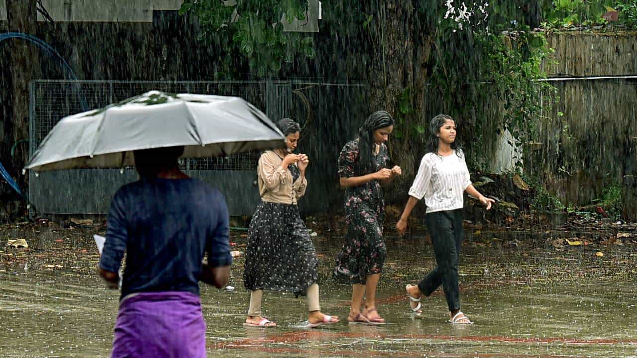Karnataka Rains: ಉಡುಪಿ, ಕೊಡಗು, ಶಿವಮೊಗ್ಗ ಸೇರಿದಂತೆ ರಾಜ್ಯದ ಕೆಲವೆಡೆ ಭಾರಿ ಮಳೆ ಸಾಧ್ಯತೆ, ಆರೆಂಜ್ ಅಲರ್ಟ್ Karnataka Rains: ಉಡುಪಿ, ಕೊಡಗು, ಶಿವಮೊಗ್ಗ ಸೇರಿದಂತೆ ರಾಜ್ಯದ ಕೆಲವೆಡೆ ಭಾರಿ ಮಳೆ ಸಾಧ್ಯತೆ, ಆರೆಂಜ್ ಅಲರ್ಟ್