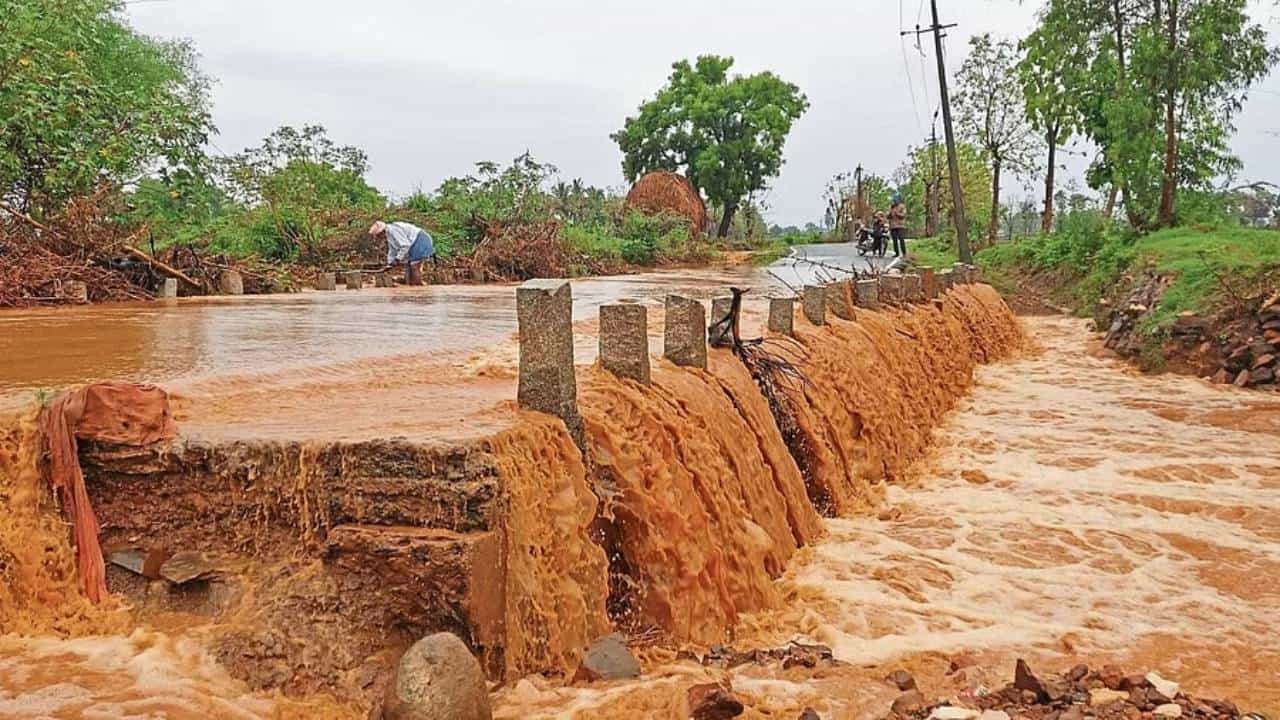 Karnataka Rains: ಮೇ 29ರವರೆಗೆ ಕರ್ನಾಟಕದ 8ಕ್ಕೂ ಅಧಿಕ ಜಿಲ್ಲೆಗಳಲ್ಲಿ ಅತಿ ಹೆಚ್ಚು ಮಳೆ ಸಾಧ್ಯತೆ, ಯೆಲ್ಲೋ ಅಲರ್ಟ್ Karnataka Rains: ಮೇ 29ರವರೆಗೆ ಕರ್ನಾಟಕದ 8ಕ್ಕೂ ಅಧಿಕ ಜಿಲ್ಲೆಗಳಲ್ಲಿ ಅತಿ ಹೆಚ್ಚು ಮಳೆ ಸಾಧ್ಯತೆ, ಯೆಲ್ಲೋ ಅಲರ್ಟ್