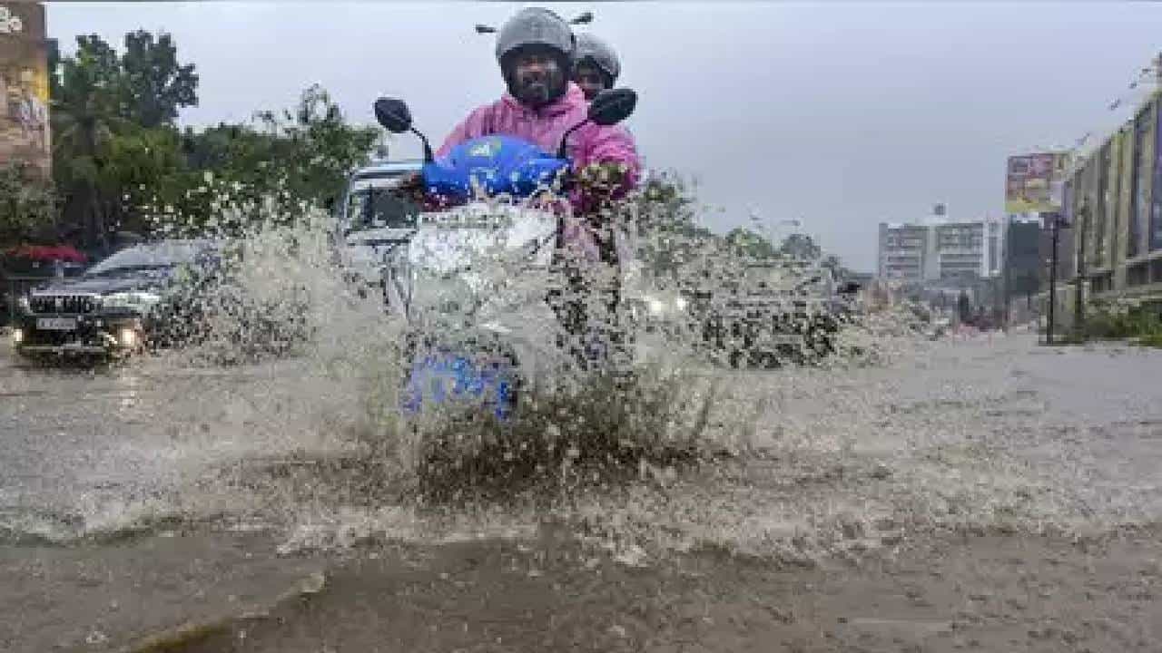 Karnataka Rains: ಮುಂದಿನ 48 ಗಂಟೆಗಳಲ್ಲಿ ಕರ್ನಾಟಕಕ್ಕೆ ಮುಂಗಾರು ಪ್ರವೇಶ, ಜೂನ್ 2ರಿಂದ ಮಳೆ ಜೋರು Karnataka Rains: ಮುಂದಿನ 48 ಗಂಟೆಗಳಲ್ಲಿ ಕರ್ನಾಟಕಕ್ಕೆ ಮುಂಗಾರು ಪ್ರವೇಶ, ಜೂನ್ 2ರಿಂದ ಮಳೆ ಜೋರು
