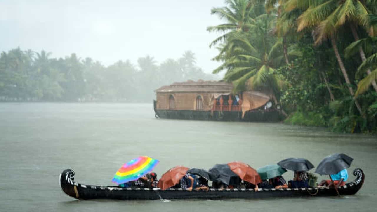 Weather Today: ಕೇರಳದ 3 ಜಿಲ್ಲೆಗಳಿಗೆ ರೆಡ್ ಅಲರ್ಟ್; ತಮಿಳುನಾಡಿನಲ್ಲೂ ಇನ್ನೆರರಡು ದಿನ ಮಳೆ Weather Today: ಕೇರಳದ 3 ಜಿಲ್ಲೆಗಳಿಗೆ ರೆಡ್ ಅಲರ್ಟ್; ತಮಿಳುನಾಡಿನಲ್ಲೂ ಇನ್ನೆರರಡು ದಿನ ಮಳೆ