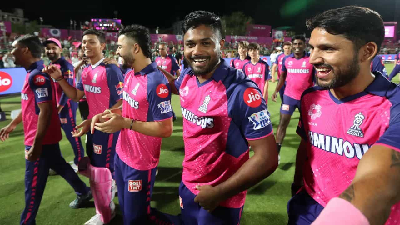 ಇಂಡಿಯನ್ ಪ್ರೀಮಿಯರ್ ಲೀಗ್ನ (IPL 2024) 64ನೇ ಪಂದ್ಯದಲ್ಲಿ ಲಕ್ನೋ ಸೂಪರ್ ಜೈಂಟ್ಸ್ (LSG) ವಿರುದ್ಧ ಡೆಲ್ಲಿ ಕ್ಯಾಪಿಟಲ್ಸ್ (DC) ಜಯ ಸಾಧಿಸಿದೆ. ಡೆಲ್ಲಿ ಕ್ಯಾಪಿಟಲ್ಸ್ ತಂಡದ ಈ ಗೆಲುವಿನೊಂದಿಗೆ ರಾಜಸ್ಥಾನ್ ರಾಯಲ್ಸ್ (RR) ತಂಡ ಪ್ಲೇಆಫ್ ಪ್ರವೇಶಿಸಿರುವುದು ವಿಶೇಷ.