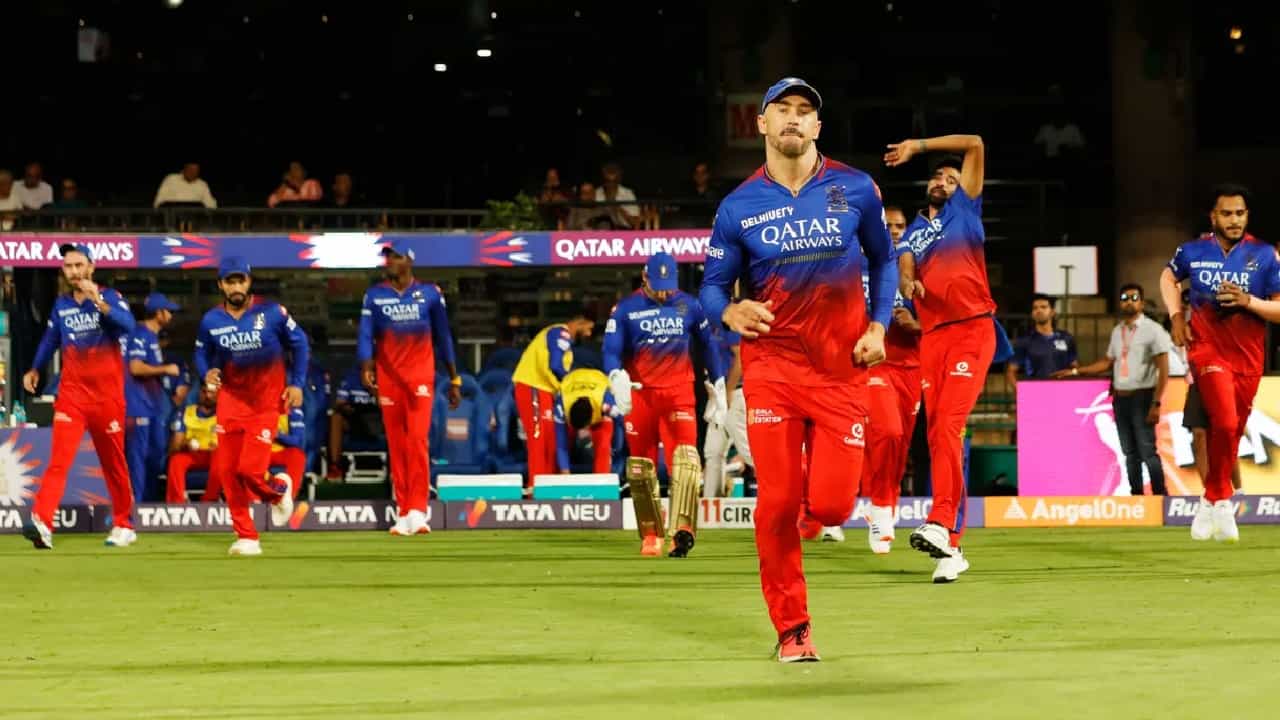 ಇಂಡಿಯನ್ ಪ್ರೀಮಿಯರ್ ಲೀಗ್ (IPL 2024) ಸೀಸನ್ 17 ಅನ್ನು RCB ಸೋಲಿನೊಂದಿಗೆ ಆರಂಭಿಸಿತ್ತು. ಮೊದಲ ಪಂದ್ಯದಲ್ಲಿ ಸಿಎಸ್ಕೆ ವಿರುದ್ಧ ಪರಾಜಯಗೊಂಡ ರಾಯಲ್ ಚಾಲೆಂಜರ್ಸ್ ಬೆಂಗಳೂರು ತಂಡ ಮೊದಲಾರ್ಧದಲ್ಲಿ ಗೆದ್ದಿರುವುದು ಕೇವಲ 1 ಮ್ಯಾಚ್ ಮಾತ್ರ. ಅಂದರೆ 7 ಪಂದ್ಯಗಳಲ್ಲಿ 6 ಮ್ಯಾಚ್ಗಳಲ್ಲಿ ಸೋತು ಅಂಕ ಪಟ್ಟಿಯಲ್ಲಿ ಕೊನೆಯ ಸ್ಥಾನ ಅಲಂಕರಿಸಿತ್ತು.