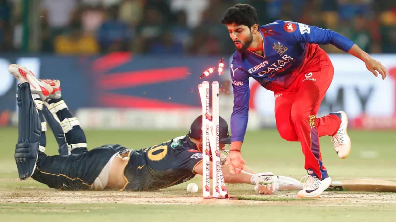 ಇಂಡಿಯನ್ ಪ್ರೀಮಿಯರ್ ಲೀಗ್ನ (IPL 2024) 52ನೇ ಪಂದ್ಯವು ರಣರೋಚಕ ಹೋರಾಟಕ್ಕೆ ಸಾಕ್ಷಿಯಾಗಿತ್ತು. ಚಿನ್ನಸ್ವಾಮಿ ಸ್ಟೇಡಿಯಂನಲ್ಲಿ ನಡೆದ RCB ವಿರುದ್ಧದ ಈ ಪಂದ್ಯದಲ್ಲಿ ಮೊದಲು ಬ್ಯಾಟ್ ಮಾಡಿದ ಗುಜರಾತ್ ಟೈಟಾನ್ಸ್ (GT) ತಂಡವು 19.3 ಓವರ್ಗಳಲ್ಲಿ 147 ರನ್ಗಳಿಸಿ ಆಲೌಟ್ ಆಗಿತ್ತು.