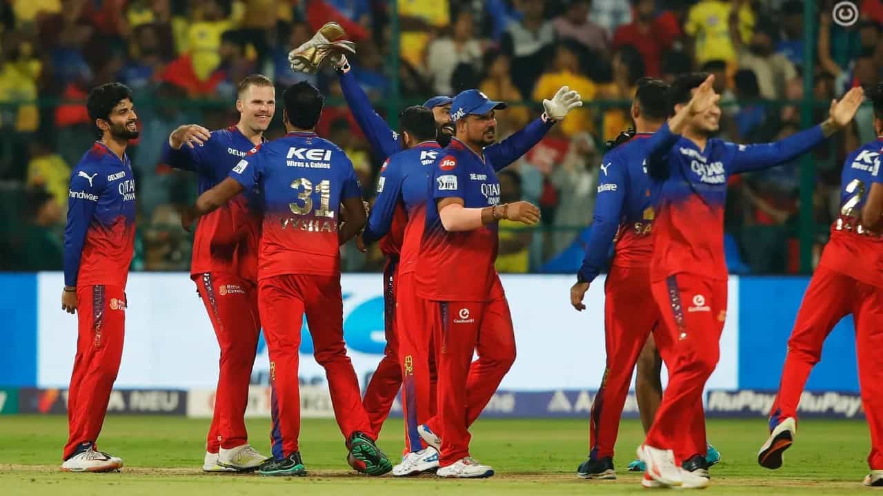 ಇಂಡಿಯನ್ ಪ್ರೀಮಿಯರ್ ಲೀಗ್ನ (IPL 2024) 68ನೇ ಚೆನ್ನೈ ಸೂಪರ್ ಕಿಂಗ್ಸ್ ತಂಡವನ್ನು ಬಗ್ಗು ಬಡಿದು ರಾಯಲ್ ಚಾಲೆಂಜರ್ಸ್ ಬೆಂಗಳೂರು (RCB) ತಂಡ ಪ್ಲೇಆಫ್ಗೆ ಪ್ರವೇಶಿಸಿದೆ. ಈ ಪಂದ್ಯದಲ್ಲಿ ಟಾಸ್ ಗೆದ್ದ ಸಿಎಸ್ಕೆ ತಂಡವು ಬೌಲಿಂಗ್ ಆಯ್ದುಕೊಂಡಿತು. ಅದರಂತೆ ಇನಿಂಗ್ಸ್ ಆರಂಭಿಸಿದ ಆರ್ಸಿಬಿ ತಂಡಕ್ಕೆ ನಾಯಕ ಫಾಫ್ ಡುಪ್ಲೆಸಿಸ್ ಹಾಗೂ ವಿರಾಟ್ ಕೊಹ್ಲಿ ಉತ್ತಮ ಆರಂಭ ಒದಗಿಸಿದ್ದರು.