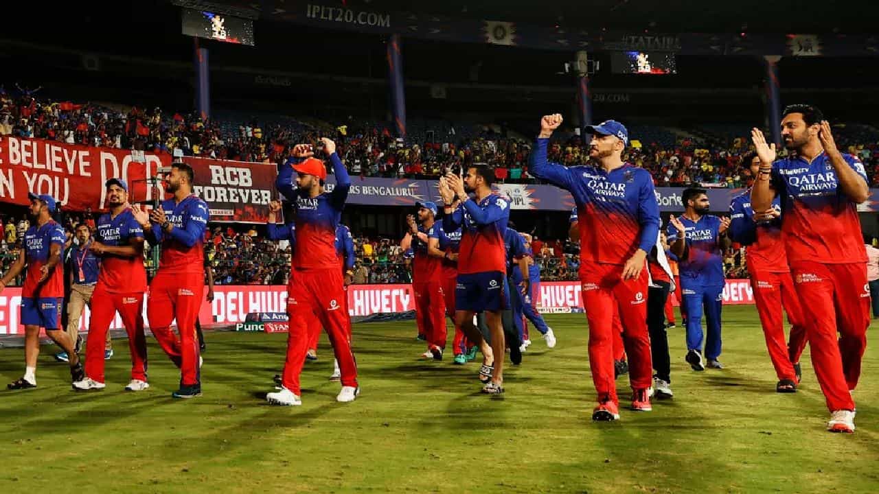 ಈ ಬಾರಿಯ ಐಪಿಎಲ್ನಲ್ಲಿ (IPL 2024) ಹೊಸ ಅಧ್ಯಾಯ ಬರೆಯುವ ಹುರುಪಿನೊಂದಿಗೆ ಕಣಕ್ಕಿಳಿದಿದ್ದ ರಾಯಲ್ ಚಾಲೆಂಜರ್ಸ್ ಬೆಂಗಳೂರು (RCB) ತಂಡ ನಿರ್ಣಾಯಕ ಪಂದ್ಯದಲ್ಲಿ ಸೋತು ಟೂರ್ನಿಯಿಂದ ಹೊರಬಿದ್ದಿದೆ. ಅಹದಾಬಾದ್ನ ನರೇಂದ್ರ ಮೋದಿ ಸ್ಟೇಡಿಯಂನಲ್ಲಿ ನಡೆದ ಐಪಿಎಲ್ನ ಎಲಿಮಿನೇಟರ್ ಪಂದ್ಯದಲ್ಲಿ ಆರ್ಸಿಬಿ ತಂಡವನ್ನು ಮಣಿಸಿ ರಾಜಸ್ಥಾನ್ ರಾಯಲ್ಸ್ ತಂಡ 2ನೇ ಕ್ವಾಲಿಫೈಯರ್ಗೆ ಲಗ್ಗೆಯಿಟ್ಟಿದೆ.