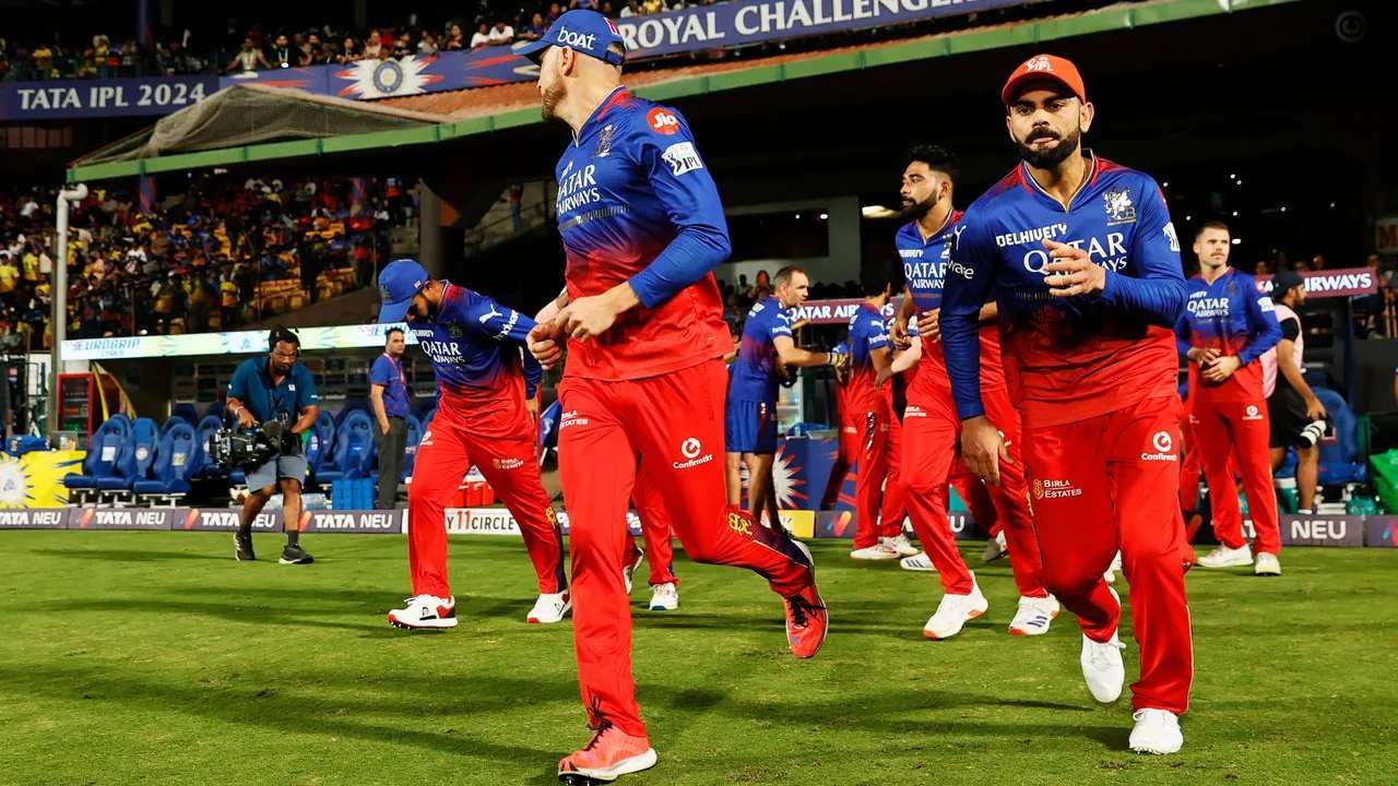 IPL 2024: ರಾಯಲ್ ಚಾಲೆಂಜರ್ಸ್ ಬೆಂಗಳೂರು (RCB) ತಂಡದ ಕಪ್ ಗೆಲ್ಲುವ ಕನಸು ಮುಂದುವರೆದಿದೆ. ಕಳೆದ 16 ಸೀಸನ್​ಗಳಲ್ಲಿ ಆರ್​ಸಿಬಿ ಪಾಲಿಗೆ ಮರೀಚಿಕೆಯಾಗಿದ್ದ ಐಪಿಎಲ್ ಟ್ರೋಫಿಯನ್ನು ಈ ಬಾರಿ ಎತ್ತಿ ಹಿಡಿಯಲಿದ್ದಾರೆ ಎಂಬ ನಿರೀಕ್ಷೆ ಕೂಡ ಹುಸಿಯಾಗಿದೆ. ಪ್ಲೇಆಫ್​ವರೆಗೂ ದಿಟ್ಟ ಹೋರಾಟ ಪ್ರದರ್ಶಿಸಿದ್ದ ಆರ್​ಸಿಬಿ ಎಲಿಮಿನೇಟರ್ ಪಂದ್ಯದಲ್ಲಿ ಮುಗ್ಗರಿಸಿತು. ಈ ಮೂಲಕ ಐಪಿಎಲ್ ಸೀಸನ್ 17 ರ ಅಭಿಯಾನವನ್ನು ಅಂತ್ಯಗೊಳಿಸಿದೆ.