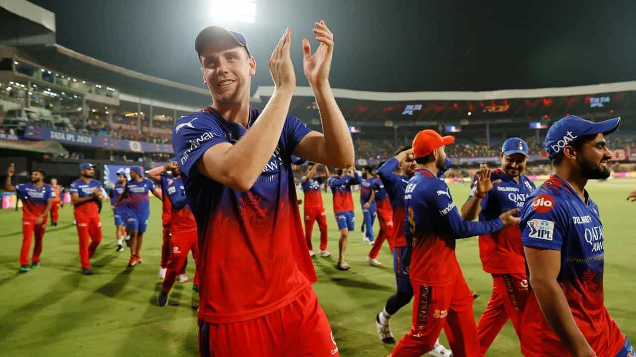 ಈ ಬಾರಿಯ ಐಪಿಎಲ್ನಲ್ಲಿ ರಾಯಲ್ ಚಾಲೆಂಜರ್ಸ್ ಬೆಂಗಳೂರು (RCB) ತಂಡವು ಒಟ್ಟು 25 ಆಟಗಾರರ ಬಳಗದೊಂದಿಗೆ ಕಾಣಿಸಿಕೊಂಡಿತ್ತು. ಈ ಇಪ್ಪತ್ತೈದು ಆಟಗಾರರಲ್ಲಿ 22 ಮಂದಿ ಈ ಬಾರಿ ಕಣಕ್ಕಿಳಿದಿದ್ದಾರೆ. ಆದರೆ ಮೂವರು ಆಟಗಾರರಿಗೆ ಒಂದೇ ಒಂದು ಪಂದ್ಯವಾಡುವ ಸೌಭಾಗ್ಯ ಸಿಕ್ಕಿಲ್ಲ. ಆ ಆಟಗಾರರು ಯಾರೆಂದರೆ...