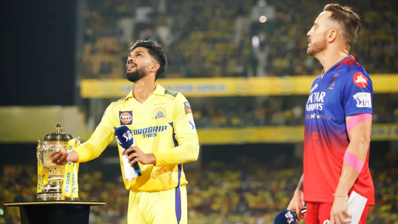 ಐಪಿಎಲ್ನ (IPL 2024) 68ನೇ ಪಂದ್ಯದಲ್ಲಿ ಆರ್ಸಿಬಿ ಮತ್ತು ಸಿಎಸ್ಕೆ ತಂಡಗಳು ಮುಖಾಮುಖಿಯಾಗಲಿದೆ. ಪ್ಲೇಆಫ್ ಪ್ರವೇಶಿಸಲು ನಿರ್ಣಾಯಕವಾಗಿರುವ ಈ ಪಂದ್ಯದಲ್ಲಿ ಟಾಸ್ ಕೂಡ ಪ್ರಮುಖ ಪಾತ್ರವಹಿಸಲಿದೆ. ಏಕೆಂದರೆ ಇಂದಿನ ಪಂದ್ಯಕ್ಕೆ ಮಳೆ ಭೀತಿ ಎದುರಾಗಿದೆ. ಅತ್ತ ಆರ್ಸಿಬಿ ತಂಡಕ್ಕೆ ಗೆಲುವಿನೊಂದಿಗೆ ನೆಟ್ ರನ್ ರೇಟ್ ಕೂಡ ಹೆಚ್ಚಿಸಿಕೊಳ್ಳಬೇಕಿದೆ.
