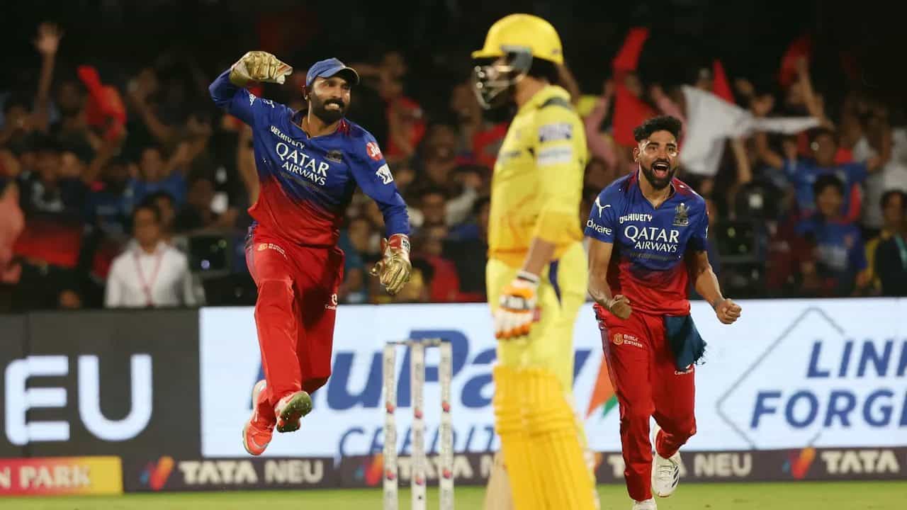 ಬೆಂಗಳೂರಿನ ಚಿನ್ನಸ್ವಾಮಿ ಸ್ಟೇಡಿಯಂನಲ್ಲಿ ನಡೆದ ಐಪಿಎಲ್ನ (IPL 2024) 68ನೇ ಪಂದ್ಯದಲ್ಲಿ ಸಿಎಸ್ಕೆ (CSK) ವಿರುದ್ಧ ಜಯ ಸಾಧಿಸಿ ಆರ್ಸಿಬಿ (RCB) ಪ್ಲೇಆಫ್ ಪ್ರವೇಶಿಸಿದೆ. ನಿರ್ಣಾಯಕವಾಗಿದ್ದ ಈ ಪಂದ್ಯವು ರಣರೋಚಕ ಹೋರಾಟಕ್ಕೆ ಸಾಕ್ಷಿಯಾಗಿತ್ತು. ಈ ಹೋರಾಟದಲ್ಲಿ ಅಂತಿಮ ಓವರ್ನಲ್ಲಿ ಆರ್ಸಿಬಿ ಗೆದ್ದು ಬೀಗಿದ್ದು ವಿಶೇಷ.