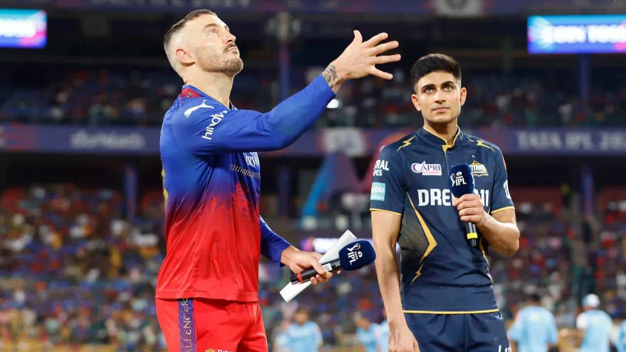 ಇಂಡಿಯನ್ ಪ್ರೀಮಿಯರ್ ಲೀಗ್ನ (IPL 2024) 52ನೇ ಪಂದ್ಯದಲ್ಲಿ ಆರ್ಸಿಬಿ ತಂಡ ಭರ್ಜರಿ ಜಯ ಸಾಧಿಸಿದೆ. ಬೆಂಗಳೂರಿನ ಚಿನ್ನಸ್ವಾಮಿ ಸ್ಟೇಡಿಯಂನಲ್ಲಿ ನಡೆದ ಈ ಪಂದ್ಯದಲ್ಲಿ ಟಾಸ್ ಗೆದ್ದ ಫಾಫ್ ಡುಪ್ಲೆಸಿಸ್ ಬೌಲಿಂಗ್ ಆಯ್ದುಕೊಂಡಿದ್ದರು. ಅದರಂತೆ ಮೊದಲು ಬ್ಯಾಟ್ ಮಾಡಿದ ಗುಜರಾತ್ ಟೈಟಾನ್ಸ್ ಕೇವಲ 147 ರನ್ಗಳಿಸಲಷ್ಟೇ ಶಕ್ತರಾದರು.