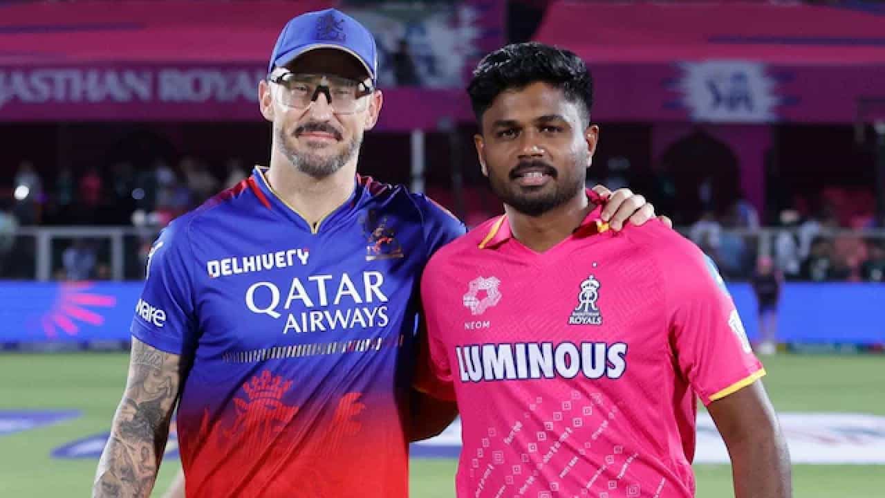 ಐಪಿಎಲ್ (IPL 2024) ಸೀಸನ್ 17ರ ಎಲಿಮಿನೇಟರ್ ಪಂದ್ಯದಲ್ಲಿ ರಾಯಲ್ ಚಾಲೆಂಜರ್ಸ್ ಬೆಂಗಳೂರು (RCB) ಮತ್ತು ರಾಜಸ್ಥಾನ್ ರಾಯಲ್ಸ್ (RR) ತಂಡಗಳು ಮುಖಾಮುಖಿಯಾಗಲಿದೆ. ಅಹಮದಾಬಾದ್ನ ನರೇಂದ್ರ ಮೋದಿ ಸ್ಟೇಡಿಯಂನಲ್ಲಿ ನಡೆಯಲಿರುವ ಈ ಪಂದ್ಯವು ಉಭಯ ತಂಡಗಳ ಪಾಲಿಗೆ ನಿರ್ಣಾಯಕ. ಏಕೆಂದರೆ ಈ ಮ್ಯಾಚ್ನಲ್ಲಿ ಸೋಲುವ ತಂಡ ಐಪಿಎಲ್ನಿಂದ ಹೊರಬೀಳಲಿದೆ.