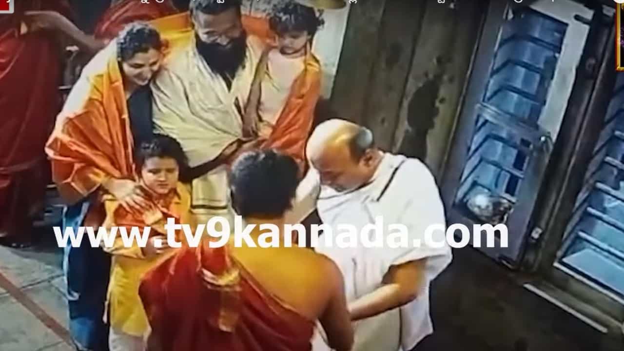 ರಿಷಬ್ ಶೆಟ್ಟಿ ಟೆಂಪಲ್ ರನ್; ಹಲವು ದೇವಾಲಯಗಳಿಗೆ ‘ಕಾಂತಾರ’ ನಟನ ಭೇಟಿ ರಿಷಬ್ ಶೆಟ್ಟಿ ಟೆಂಪಲ್ ರನ್; ಹಲವು ದೇವಾಲಯಗಳಿಗೆ ‘ಕಾಂತಾರ’ ನಟನ ಭೇಟಿ
