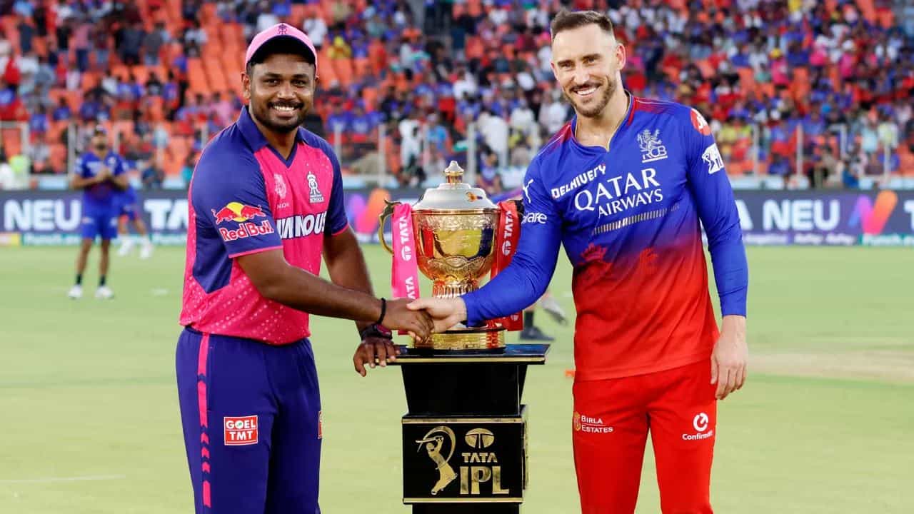 IPL 2024: ಐಪಿಎಲ್ 2024ರ ಎಲಿಮಿನೇಟರ್ ಪಂದ್ಯದಲ್ಲಿ ರಾಯಲ್ ಚಾಲೆಂಜರ್ಸ್ ಬೆಂಗಳೂರು (RCB) ವಿರುದ್ಧ ರಾಜಸ್ಥಾನ್ ರಾಯಲ್ಸ್ (RR) ತಂಡ ಜಯ ಸಾಧಿಸಿದೆ. ಅಹಮದಾಬಾದ್ನಲ್ಲಿ ನಡೆದ ಈ ನಿರ್ಣಾಯಕ ಪಂದ್ಯದಲ್ಲಿ ಟಾಸ್ ಗೆದ್ದ ರಾಜಸ್ಥಾನ್ ರಾಯಲ್ಸ್ ತಂಡದ ನಾಯಕ ಸಂಜು ಸ್ಯಾಮ್ಸನ್ ಬೌಲಿಂಗ್ ಆಯ್ದುಕೊಂಡಿದ್ದರು.