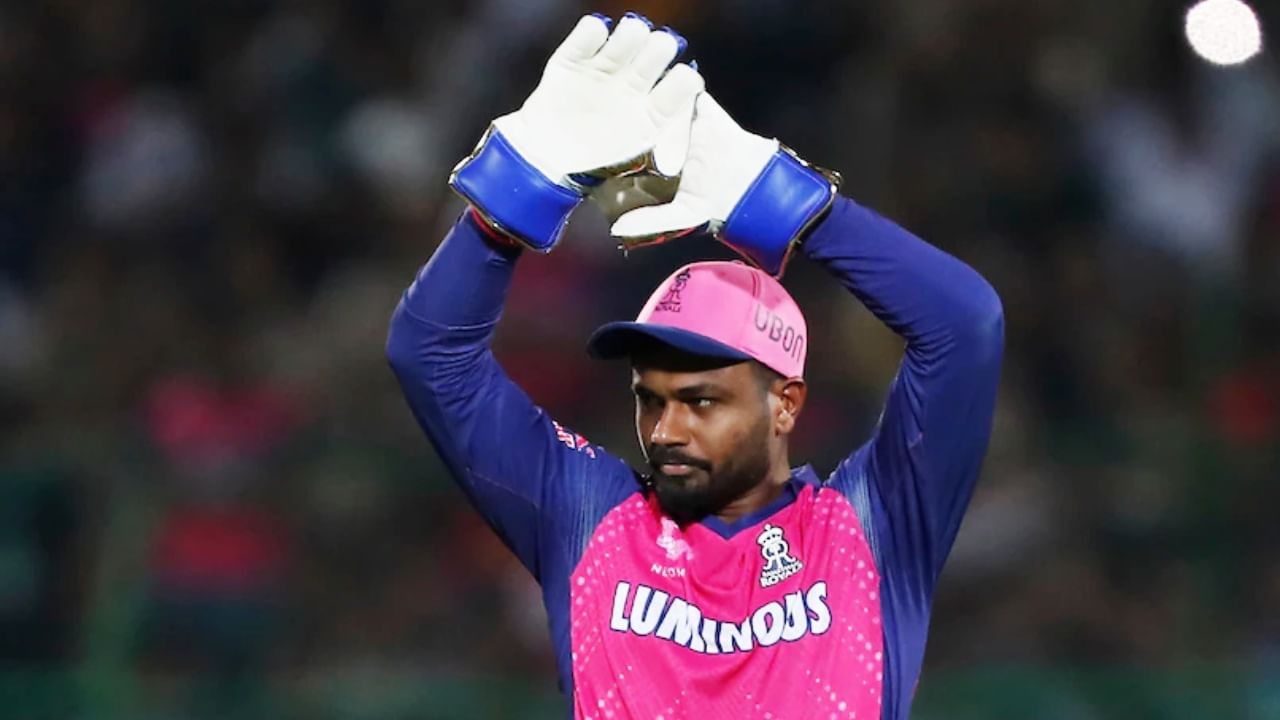 ಇಂಡಿಯನ್ ಪ್ರೀಮಿಯರ್ ಲೀಗ್​ನ (IPL 2024) 56ನೇ ಪಂದ್ಯದಲ್ಲಿ ಅಂಪೈರ್ ಜೊತೆ ವಾಗ್ವಾದ ನಡೆಸಿದ್ದಕ್ಕಾಗಿ ರಾಜಸ್ಥಾನ್ ರಾಯಲ್ಸ್ ತಂಡದ ನಾಯಕ ಸಂಜು ಸ್ಯಾಮ್ಸನ್​ಗೆ (Sanju Samson) ಪಂದ್ಯ ಶುಲ್ಕದ ಶೇ.30 ರಷ್ಟು ದಂಡ ವಿಧಿಸಲಾಗಿದೆ. ದೆಹಲಿಯ ಅರುಣ್ ಜೇಟ್ಲಿ ಮೈದಾನದಲ್ಲಿ ನಡೆದ ಡೆಲ್ಲಿ ಕ್ಯಾಪಿಟಲ್ಸ್ ವಿರುದ್ಧದ ಪಂದ್ಯದಲ್ಲಿ ಔಟಾದ ಬಳಿಕ ಸ್ಯಾಮ್ಸನ್ ಅಂಪೈರ್ ತೀರ್ಪಿಗೆ ಆಕ್ರೋಶ ವ್ಯಕ್ತಪಡಿಸಿದ್ದರು.