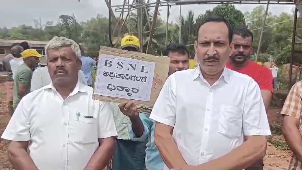ಶಿವಮೊಗ್ಗದಲ್ಲಿ ನೆಟ್ವರ್ಕ್ ಸಮಸ್ಯೆ, ಟವರ್ ಏರಿ ಪ್ರತಿಭಟಿಸಿದ ಗ್ರಾಮಸ್ಥರು ಶಿವಮೊಗ್ಗದಲ್ಲಿ ನೆಟ್ವರ್ಕ್ ಸಮಸ್ಯೆ, ಟವರ್ ಏರಿ ಪ್ರತಿಭಟಿಸಿದ ಗ್ರಾಮಸ್ಥರು