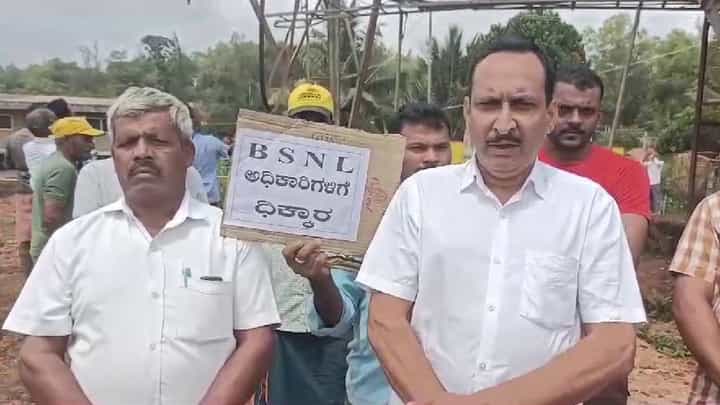 ಶಿವಮೊಗ್ಗದಲ್ಲಿ ನೆಟ್ವರ್ಕ್ ಸಮಸ್ಯೆ, ಟವರ್ ಏರಿ ಪ್ರತಿಭಟಿಸಿದ ಗ್ರಾಮಸ್ಥರು ಶಿವಮೊಗ್ಗದಲ್ಲಿ ನೆಟ್ವರ್ಕ್ ಸಮಸ್ಯೆ, ಟವರ್ ಏರಿ ಪ್ರತಿಭಟಿಸಿದ ಗ್ರಾಮಸ್ಥರು