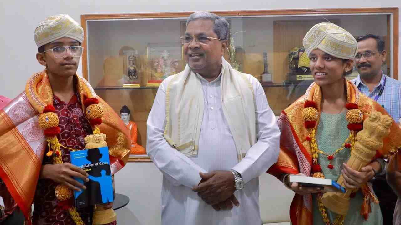 SSLC ಟಾಪರ್ಸ್ಗೆ ಬಂಪರ್ ಬಹುಮಾನ, ಅವರು ಕಲಿತ ಶಾಲೆಗಳಿಗೂ ಅನುದಾನ ಘೋಷಿಸಿದ ಸಿಎಂ SSLC ಟಾಪರ್ಸ್ಗೆ ಬಂಪರ್ ಬಹುಮಾನ, ಅವರು ಕಲಿತ ಶಾಲೆಗಳಿಗೂ ಅನುದಾನ ಘೋಷಿಸಿದ ಸಿಎಂ