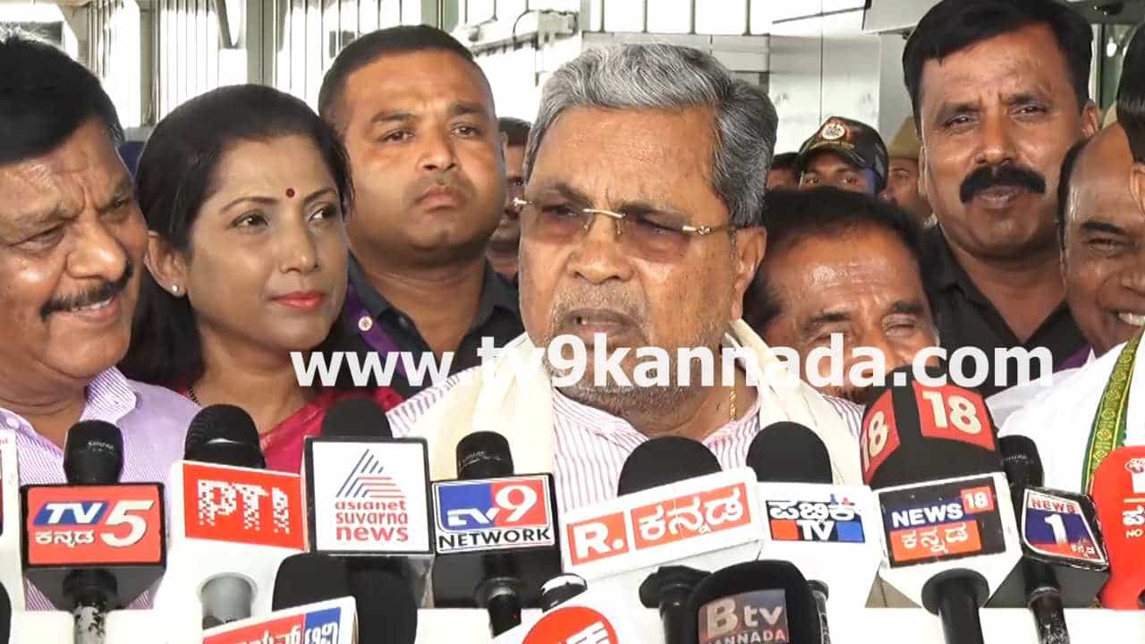 ಹೇಯ್, ಏನು ಯಾವಾಗ್ಲೂ ನೀನೇ ಕೇಳ್ತಿರ್ತೀಯಾ?: ಸುದ್ದಿಗಾರರೊಬ್ಬರನ್ನು ಗದರಿದ ಸಿದ್ದರಾಮಯ್ಯ ಹೇಯ್, ಏನು ಯಾವಾಗ್ಲೂ ನೀನೇ ಕೇಳ್ತಿರ್ತೀಯಾ?: ಸುದ್ದಿಗಾರರೊಬ್ಬರನ್ನು ಗದರಿದ ಸಿದ್ದರಾಮಯ್ಯ
