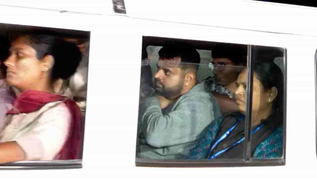 ರಾತ್ರಿಯಿಂದಲೇ ಪ್ರಜ್ವಲ್​​​ಗೆ ಡ್ರಿಲ್​​: ಅಧಿಕಾರಿಗಳ ಪ್ರಶ್ನೆಗೆ ಉತ್ತರಿಸದೇ ಸುಸ್ತು ಎಂದ ಸಂಸದ