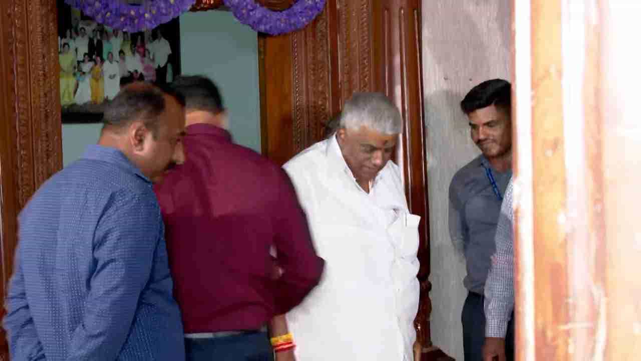 ಅತ್ಯಾಚಾರ ಆರೋಪ, ಕಿಡ್ನ್ಯಾಪ್ ಕೇಸ್: ಎಸ್ಐಟಿ ಪ್ರಶ್ನೆಗಳಿಗೆ ರೇವಣ್ಣ ಕೊಟ್ಟ ಉತ್ತರವೇನು? ಅತ್ಯಾಚಾರ ಆರೋಪ, ಕಿಡ್ನ್ಯಾಪ್ ಕೇಸ್: ಎಸ್ಐಟಿ ಪ್ರಶ್ನೆಗಳಿಗೆ ರೇವಣ್ಣ ಕೊಟ್ಟ ಉತ್ತರವೇನು?