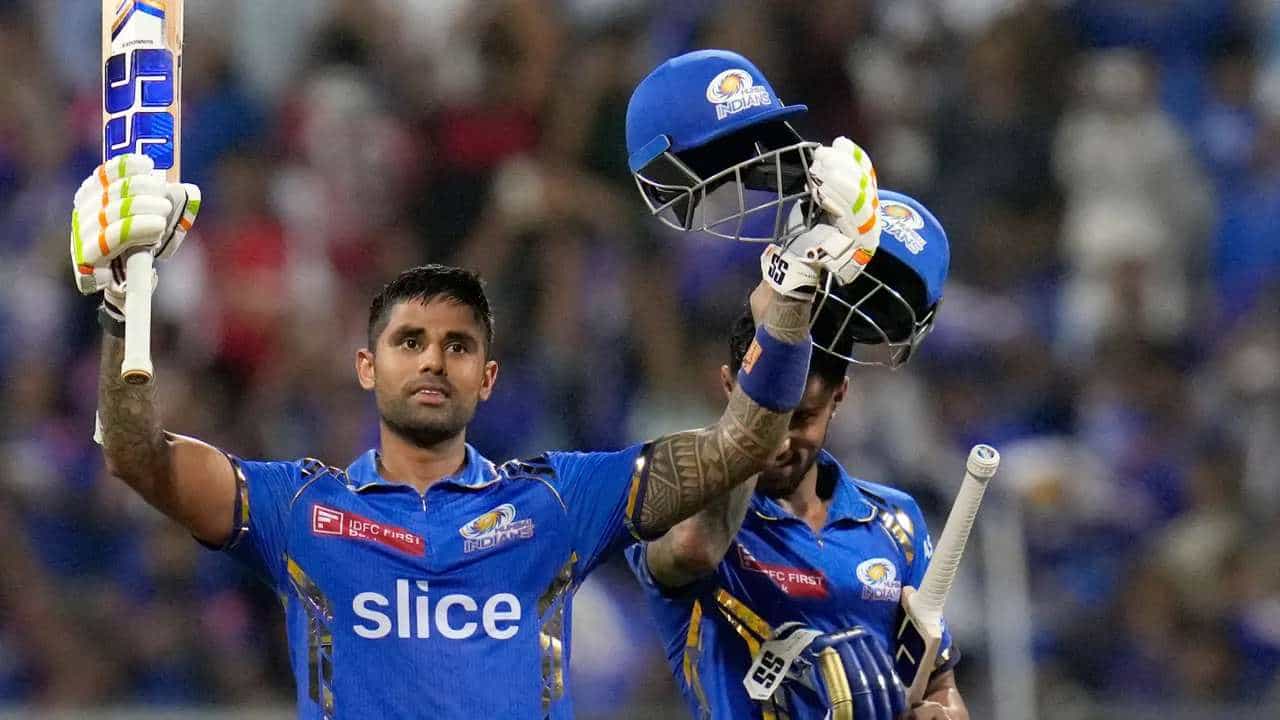 ಇಂಡಿಯನ್ ಪ್ರೀಮಿಯರ್ ಲೀಗ್ನ (IPL 2024) 55ನೇ ಪಂದ್ಯದಲ್ಲಿ ಭರ್ಜರಿ ಸೆಂಚುರಿ ಸಿಡಿಸುವ ಮೂಲಕ ಸೂರ್ಯಕುಮಾರ್ ಯಾದವ್ (Suryakumar Yadav) ಹಲವು ದಾಖಲೆಗಳನ್ನು ಬರೆದಿದ್ದಾರೆ. ವಾಂಖೆಡೆ ಸ್ಟೇಡಿಯಂನಲ್ಲಿ ನಡೆದ ಈ ಪಂದ್ಯದಲ್ಲಿ ಮೊದಲು ಬ್ಯಾಟ್ ಮಾಡಿದ ಸನ್ರೈಸರ್ಸ್ ಹೈದರಾಬಾದ್ ತಂಡವು 20 ಓವರ್ಗಳಲ್ಲಿ 173 ರನ್ ಕಲೆಹಾಕಿತು.