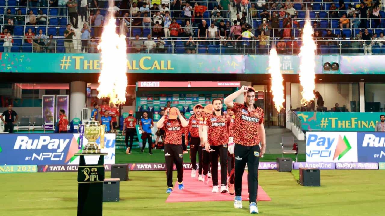 IPL 2024: ಐಪಿಎಲ್ ಸೀಸನ್ 16 ರಲ್ಲಿ ಕೊನೆಯ ಸ್ಥಾನ ಪಡೆದಿದ್ದ ಸನ್ರೈಸರ್ಸ್ ಹೈದರಾಬಾದ್ ತಂಡವು ಈ ಬಾರಿ ಭರ್ಜರಿ ಪ್ರದರ್ಶನ ನೀಡಿದೆ. ಟೂರ್ನಿಯ ಆರಂಭದಿಂದಲೇ ತನ್ನ ಬ್ಯಾಟಿಂಗ್ ಶಕ್ತಿ ಪ್ರದರ್ಶಿಸಿದ್ದ ಎಸ್ಆರ್ಹೆಚ್ ನಿರೀಕ್ಷೆಯಂತೆ ಪ್ಯಾಟ್ ಕಮಿನ್ಸ್ ಮುಂದಾಳತ್ವದಲ್ಲಿ ಫೈನಲ್ಗೆ ಪ್ರವೇಶಿಸಿತ್ತು.