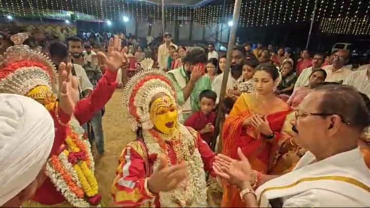 ‘ಮತ್ತಷ್ಟು ಮೇಲಕ್ಕೆ ಎರುತ್ತೀರಿ’; ನಟಿ ಶ್ರೀನಿಧಿ ಶೆಟ್ಟಿಗೆ ಸಿಕ್ತು ದೈವದ ಅಭಯ ‘ಮತ್ತಷ್ಟು ಮೇಲಕ್ಕೆ ಎರುತ್ತೀರಿ’; ನಟಿ ಶ್ರೀನಿಧಿ ಶೆಟ್ಟಿಗೆ ಸಿಕ್ತು ದೈವದ ಅಭಯ