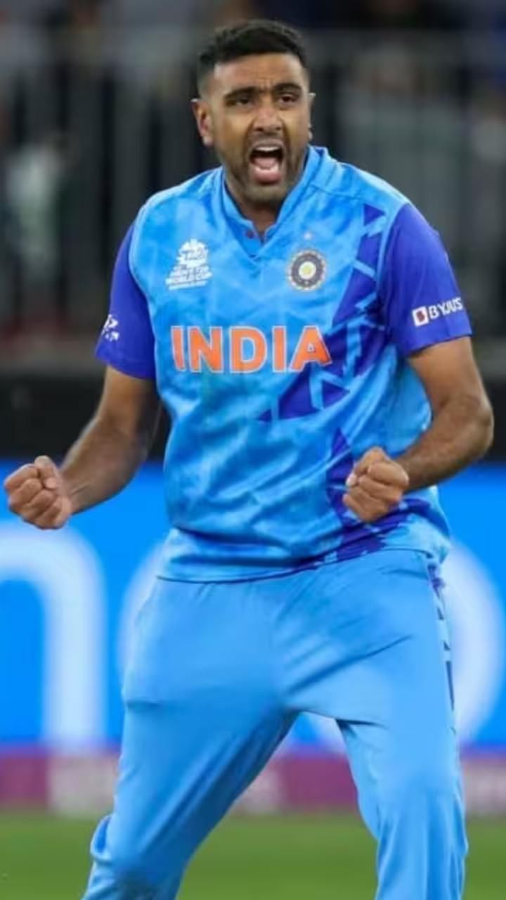 ಆರ್. ಅಶ್ವಿನ್ 5 ವಿಶ್ವಕಪ್‌ಗಳ 24 ಪಂದ್ಯಗಳಲ್ಲಿ 32 ವಿಕೆಟ್‌ಗಳೊಂದಿಗೆ ಟಿ20 ವಿಶ್ವಕಪ್ ಇತಿಹಾಸದಲ್ಲಿ ಭಾರತದ ಪರ ಅತಿ ಹೆಚ್ಚು ವಿಕೆಟ್ ಪಡೆದ ಬೌಲರ್ ಆಗಿದ್ದಾರೆ.