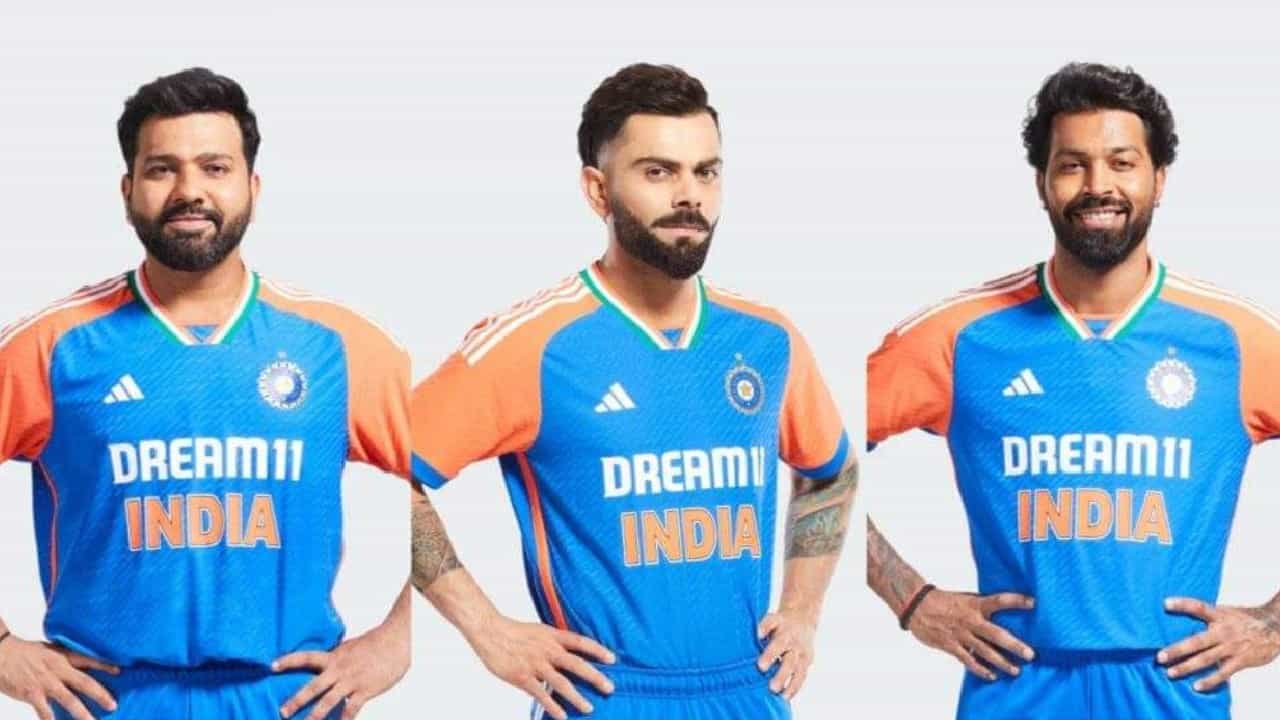 T20 World Cup 2024: ಟಿ20 ವಿಶ್ವಕಪ್ಗಾಗಿ ಟೀಮ್ ಇಂಡಿಯಾದ (Team India) ಹೊಸ ಜೆರ್ಸಿಯನ್ನು ಅನಾವರಣಗೊಳಿಸಲಾಗಿದೆ. ಅಡಿಡಾಸ್ ಪ್ರಾಯೋಜಕತ್ವದಲ್ಲಿ ಮೂಡಿಬಂದಿರುವ ನೂತನ ಜೆರ್ಸಿಯಲ್ಲಿ ನೀಲಿ ಹಾಗೂ ಕೇಸರಿ ಬಣ್ಣಗಳನ್ನು ಮುಖ್ಯ ಬಣ್ಣಗಳಾಗಿ ಬಳಸಲಾಗಿದೆ. ಅದರಂತೆ ಭಾರತ ತಂಡದ ಟ್ರೇಡ್ ಮಾರ್ಕ್ ಬಣ್ಣವಾಗಿರುವ ನೀಲಿ ಜೆರ್ಸಿಯ ತೋಳ್ಭಾಗದಲ್ಲಿ ಕೇಸರಿ ಬಣ್ಣ ನೀಡಲಾಗಿದೆ.
