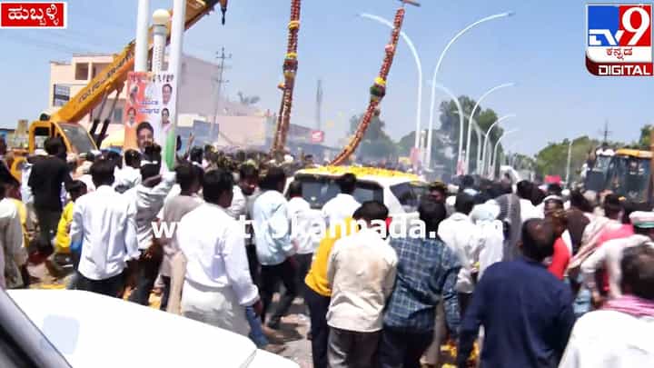 ಕಣ್ಮುಚ್ಚಿ ತೆಗೆಯೋದ್ರಲ್ಲಿ ಡಿಕೆ ಶಿವಕುಮಾರ್ ಸ್ವಾಗತಕ್ಕೆ ತಂದಿದ್ದ ಸೇಬು ಹಾರ ಉಡೀಸ್ ಕಣ್ಮುಚ್ಚಿ ತೆಗೆಯೋದ್ರಲ್ಲಿ ಡಿಕೆ ಶಿವಕುಮಾರ್ ಸ್ವಾಗತಕ್ಕೆ ತಂದಿದ್ದ ಸೇಬು ಹಾರ ಉಡೀಸ್