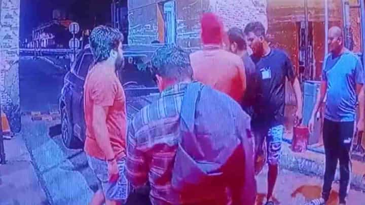 ಹಣ ಕಟ್ಟುವ ವಿಚಾರಕ್ಕೆ ಗಲಾಟೆ: ಟೋಲ್ ಸಿಬ್ಬಂದಿಯ ಬಟ್ಟೆ ಬಿಚ್ಚಿಸಿ ವಾಹನ ಸವಾರರಿಂದ ಥಳಿತ ಹಣ ಕಟ್ಟುವ ವಿಚಾರಕ್ಕೆ ಗಲಾಟೆ: ಟೋಲ್ ಸಿಬ್ಬಂದಿಯ ಬಟ್ಟೆ ಬಿಚ್ಚಿಸಿ ವಾಹನ ಸವಾರರಿಂದ ಥಳಿತ