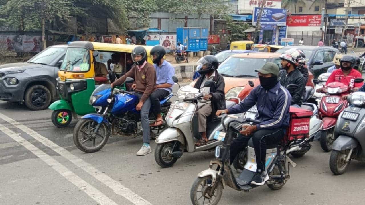 ಬೆಂಗಳೂರಿನಾದ್ಯಂತ ಬಕ್ರೀದ್ ಸಂಭ್ರಮ; ಹಲವೆಡೆ ಟ್ರಾಫಿಕ್ ಜಾಮ್