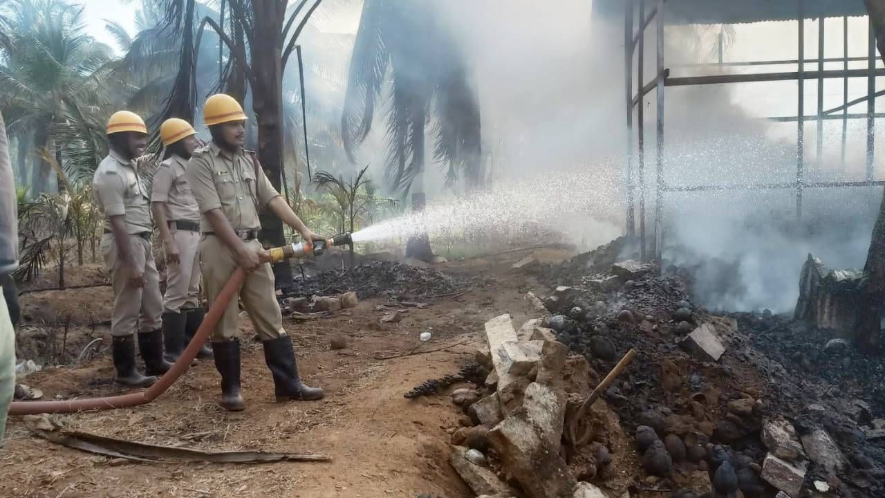 ತುಮಕೂರು: ಆಕಸ್ಮಿಕ ಬೆಂಕಿ ತಗುಲಿ ಲಕ್ಷಾಂತರ ಮೌಲ್ಯದ ಕೊಬ್ಬರಿ ನಾಶ; 100ಕ್ಕೂ ಹೆಚ್ಚು ಅಡಿಕೆ ಮರ ಬೆಂಕಿಗಾಹುತಿ