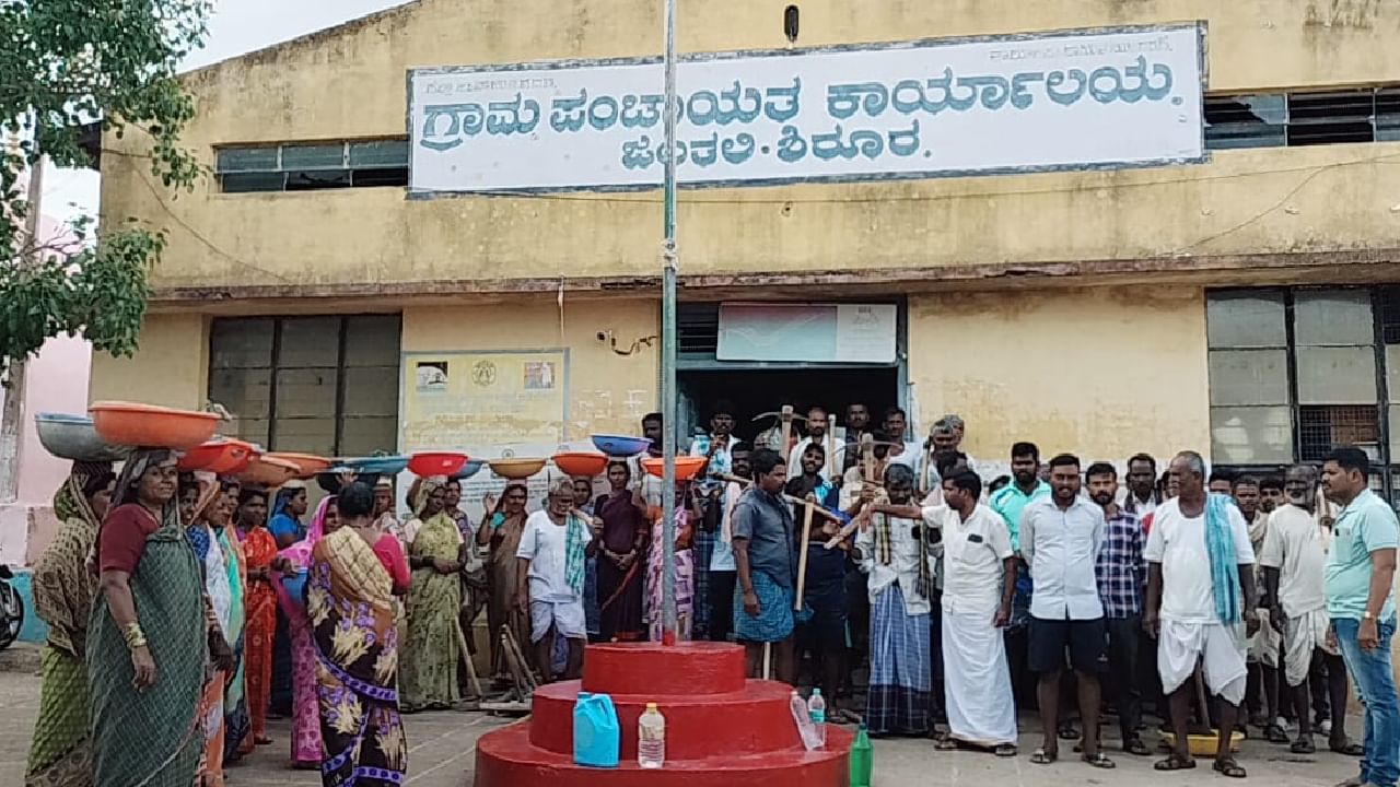 ಸರ್ಕಾರದಲ್ಲಿ ಹಣವಿಲ್ಲ ಅಂತಾ ಕೆಲಸ ನೀಡದ ಪಿಡಿಓ: ಬೆಳ್ಳಂಬೆಳಗ್ಗೆ ರೊಚ್ಚಿಗೆದ್ದ ಜನ್ರಿಂದ ಪ್ರತಿಭಟನೆ, ಆಕ್ರೋಶ ಸರ್ಕಾರದಲ್ಲಿ ಹಣವಿಲ್ಲ ಅಂತಾ ಕೆಲಸ ನೀಡದ ಪಿಡಿಓ: ಬೆಳ್ಳಂಬೆಳಗ್ಗೆ ರೊಚ್ಚಿಗೆದ್ದ ಜನ್ರಿಂದ ಪ್ರತಿಭಟನೆ, ಆಕ್ರೋಶ
