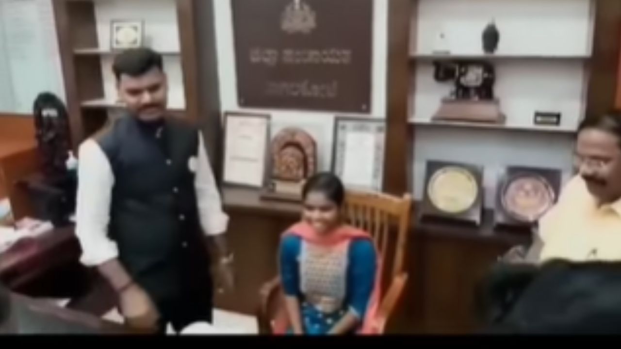 Viral Video: ಸರಳತೆಯ ಸಾಹುಕಾರ, ವಿದ್ಯಾರ್ಥಿನಿಗೆ ತನ್ನ ಆಸನ ಬಿಟ್ಟುಕೊಟ್ಟ ಬಾಗಲಕೋಟೆ ಜಿ.ಪಂ ಸಿಇಒ Viral Video: ಸರಳತೆಯ ಸಾಹುಕಾರ, ವಿದ್ಯಾರ್ಥಿನಿಗೆ ತನ್ನ ಆಸನ ಬಿಟ್ಟುಕೊಟ್ಟ ಬಾಗಲಕೋಟೆ ಜಿ.ಪಂ ಸಿಇಒ