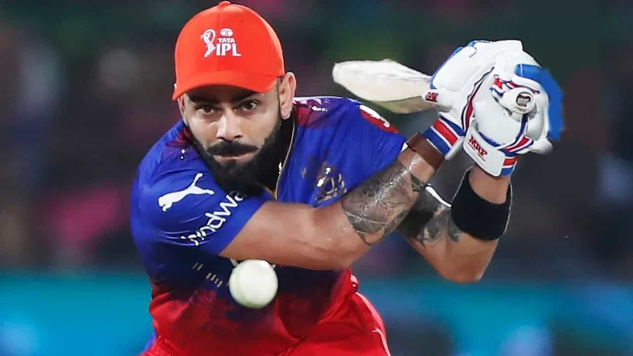 ಐಪಿಎಲ್ನ (IPL 2024) 52ನೇ ಪಂದ್ಯದ ಮೂಲಕ ವಿರಾಟ್ ಕೊಹ್ಲಿ (Virat Kohli) ಟಿ20 ಕ್ರಿಕೆಟ್ನಲ್ಲಿ ಹೊಸ ಮೈಲುಗಲ್ಲು ದಾಟಿದ್ದಾರೆ. ಈ ಮೂಲಕ ಈ ಸಾಧನೆ ಮಾಡಿದ ಮೊದಲ ಭಾರತೀಯ ಬ್ಯಾಟರ್ ಎನಿಸಿಕೊಂಡಿದ್ದಾರೆ. ಗುಜರಾತ್ ಟೈಟಾನ್ಸ್ ವಿರುದ್ಧದ ಈ ಪಂದ್ಯದಲ್ಲಿ ಆರ್ಸಿಬಿ ಪರ ಆರಂಭಿಕನಾಗಿ ಕಣಕ್ಕಿಳಿದ ಕೊಹ್ಲಿ 27 ಎಸೆತಗಳಲ್ಲಿ 4 ಭರ್ಜರಿ ಸಿಕ್ಸ್ ಹಾಗೂ 2 ಫೋರ್ಗಳೊಂದಿಗೆ 42 ರನ್ ಬಾರಿಸಿದ್ದರು.