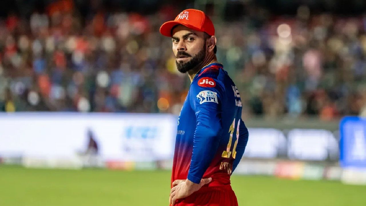 ಇಂಡಿಯನ್ ಪ್ರೀಮಿಯರ್ ಲೀಗ್ (IPL 2024) ಸೀಸನ್ 17ರ 62ನೇ ಪಂದ್ಯದಲ್ಲಿ ರಾಯಲ್ ಚಾಲೆಂಜರ್ಸ್ ಬೆಂಗಳೂರು ಹಾಗೂ ಡೆಲ್ಲಿ ಕ್ಯಾಪಿಟಲ್ಸ್ ಸೆಣಸಲಿದೆ. ಬೆಂಗಳೂರಿನ ಚಿನ್ನಸ್ವಾಮಿ ಸ್ಟೇಡಿಯಂನಲ್ಲಿ ಇಂದು (ಮೇ 12) ನಡೆಯಲಿರುವ ಈ ಪಂದ್ಯವು ಆರ್ಸಿಬಿ ಪಾಲಿಗೆ ನಿರ್ಣಾಯಕ. ಅಂದರೆ ಪ್ಲೇಆಫ್ ರೇಸ್ನಲ್ಲಿ ಉಳಿದುಕೊಳ್ಳಬೇಕಿದ್ದರೆ ಇಂದಿನ ಪಂದ್ಯದಲ್ಲಿ ಆರ್ಸಿಬಿ ಗೆಲ್ಲಲೇಬೇಕು. ವಿಶೇಷ ಎಂದರೆ ಈ ನಿರ್ಣಾಯಕ ಪಂದ್ಯವೇ ವಿರಾಟ್ ಕೊಹ್ಲಿ ಪಾಲಿಗೆ ವಿಶೇಷ ಮೈಲುಗಲ್ಲಿನ ಪಂದ್ಯವಾಗಿದೆ.