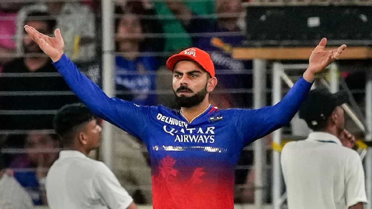 IPL 2024: ಸತತ 17 ವರ್ಷಗಳಿಂದ ಆರ್ಸಿಬಿ ತಂಡದ ಕಪ್ ಗೆಲ್ಲುವ ಕನಸು ಮರೀಚಿಕೆಯಾಗಿಯೇ ಉಳಿದಿದೆ. ಇತ್ತ ಕಳೆದ ಹದಿನೇಳು ವರ್ಷಗಳಿಂದ ಒಂದೇ ಒಂದು ಟ್ರೋಫಿಗಾಗಿ ತನು ಮನ ಅರ್ಪಿಸಿ ಆಡುತ್ತಿರುವ ವಿರಾಟ್ ಕೊಹ್ಲಿಗೆ (Virat Kohli) ಈ ಬಾರಿ ಕೂಡ ನಿರಾಸೆಯಾಗಿದೆ. ಈ ನಿರಾಸೆಯ ಬೆನ್ನಲ್ಲೇ ಕಿಂಗ್ ಕೊಹ್ಲಿ ಆರ್ಸಿಬಿ ತಂಡವನ್ನು ತೊರೆಯಲು ಇದು ಸಕಾಲ ಎಂದು ಅಭಿಪ್ರಾಯಪಟ್ಟಿದ್ದಾರೆ ಮಾಜಿ ಆಟಗಾರ ಕೆವಿನ್ ಪೀಟರ್ಸನ್.