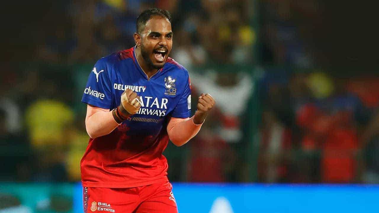 IPL 2024: ಐಪಿಎಲ್ ಸೀಸನ್ 17 ರ ನಿರ್ಣಾಯಕ ಪಂದ್ಯದಲ್ಲಿ ಚೆನ್ನೈ ಸೂಪರ್ ಕಿಂಗ್ಸ್ (CSK) ತಂಡಕ್ಕೆ ಸೋಲುಣಿಸಿ ರಾಯಲ್ ಚಾಲೆಂಜರ್ಸ್ ಬೆಂಗಳೂರು (RCB) ತಂಡ ಪ್ಲೇಆಫ್ಗೆ ಪ್ರವೇಶಿಸಿದೆ. ಈ ಗೆಲುವಿನ ರೂವಾರಿಗಳಲ್ಲಿ ಯಶ್ ದಯಾಳ್ (Yash Dayal) ಕೂಡ ಒಬ್ಬರು.