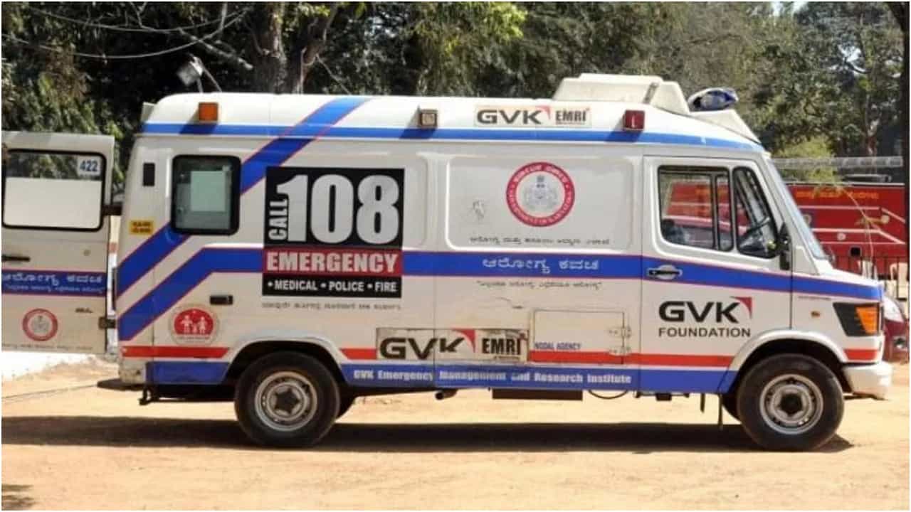 ವೇತನಕ್ಕಾಗಿ ಮುಂದುವರಿದ ‘108 ಆಂಬ್ಯುಲೆನ್ಸ್’ ಸಿಬ್ಬಂದಿ ಹೋರಾಟ; ಬೀದಿಗಿಳಿದು ಪ್ರತಿಭಟಿಸುವ ಎಚ್ಚರಿಕೆ ವೇತನಕ್ಕಾಗಿ ಮುಂದುವರಿದ ‘108 ಆಂಬ್ಯುಲೆನ್ಸ್’ ಸಿಬ್ಬಂದಿ ಹೋರಾಟ; ಬೀದಿಗಿಳಿದು ಪ್ರತಿಭಟಿಸುವ ಎಚ್ಚರಿಕೆ