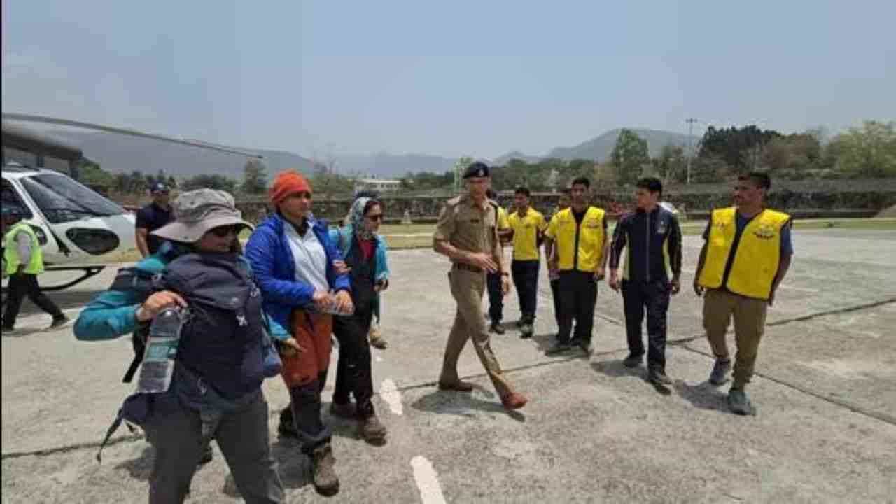 ಉತ್ತರಾಖಂಡ ಚಾರಣಕ್ಕೆ ತೆರಳಿದ್ದ 9 ಜನ ಸಾವು; 13 ಪ್ರವಾಸಿಗರ ರಕ್ಷಣೆ, ಹೆಲ್ಪ್ಲೈನ್ ನಂಬರ್ ಸ್ಥಾಪನೆ ಉತ್ತರಾಖಂಡ ಚಾರಣಕ್ಕೆ ತೆರಳಿದ್ದ 9 ಜನ ಸಾವು; 13 ಪ್ರವಾಸಿಗರ ರಕ್ಷಣೆ, ಹೆಲ್ಪ್ಲೈನ್ ನಂಬರ್ ಸ್ಥಾಪನೆ