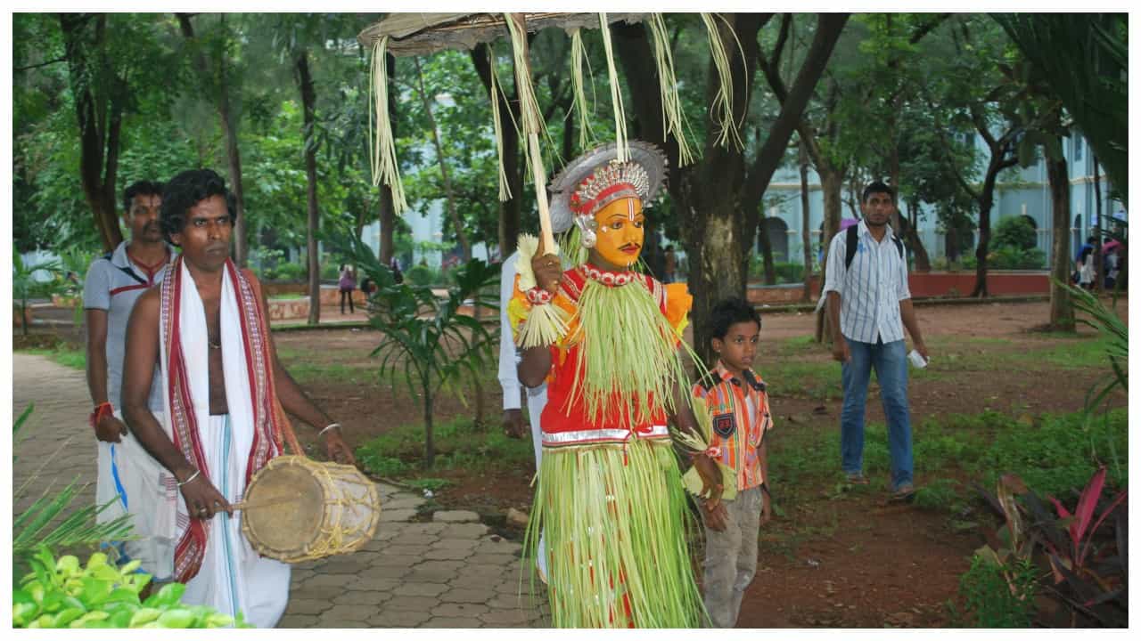 ತುಳುನಾಡಿನ ವಿಶಿಷ್ಟ ಸಂಪ್ರದಾಯ; ಆಷಾಢದಲ್ಲಿ ಊರಿನ ಮಾರಿ ಕಳೆಯಲು ಬರುವನು ಆಟಿ ಕಳಂಜ ತುಳುನಾಡಿನ ವಿಶಿಷ್ಟ ಸಂಪ್ರದಾಯ; ಆಷಾಢದಲ್ಲಿ ಊರಿನ ಮಾರಿ ಕಳೆಯಲು ಬರುವನು ಆಟಿ ಕಳಂಜ